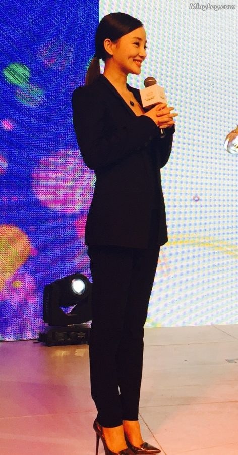 气质嫂子李小璐黑色西装高跟鞋(1/6)