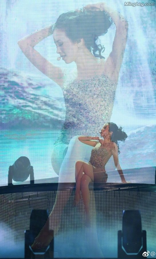 美腿女王莫文蔚演唱会美腿超赞(8/33)