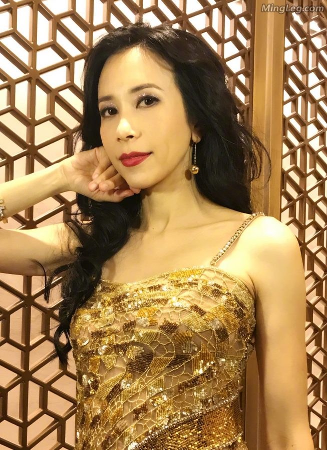莫文蔚性感礼服腿上裹着很薄的丝网袜(6/6)