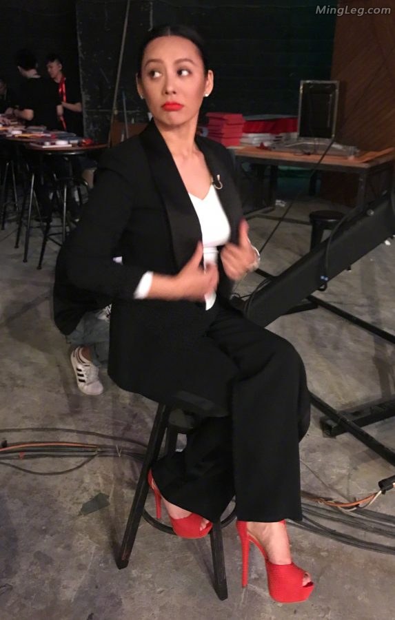 成熟美女明星宁静这双红色的高跟鞋很诱人(1/1)