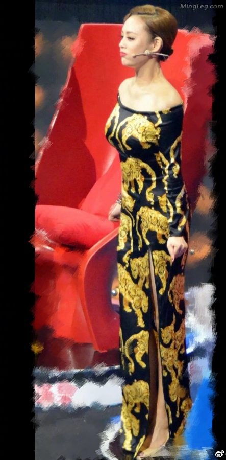 Jing Jing has a good figure after protruding from her lordosis, and it feels like she should be wearing shreds of meat.(1/3)