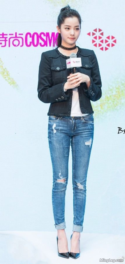 欧阳娜娜牛仔裤细高跟光滑脚背(1/8)