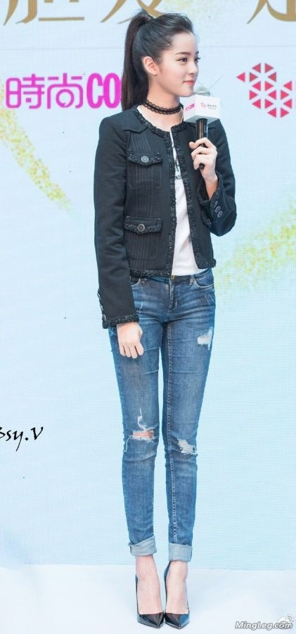 欧阳娜娜牛仔裤细高跟光滑脚背(4/8)
