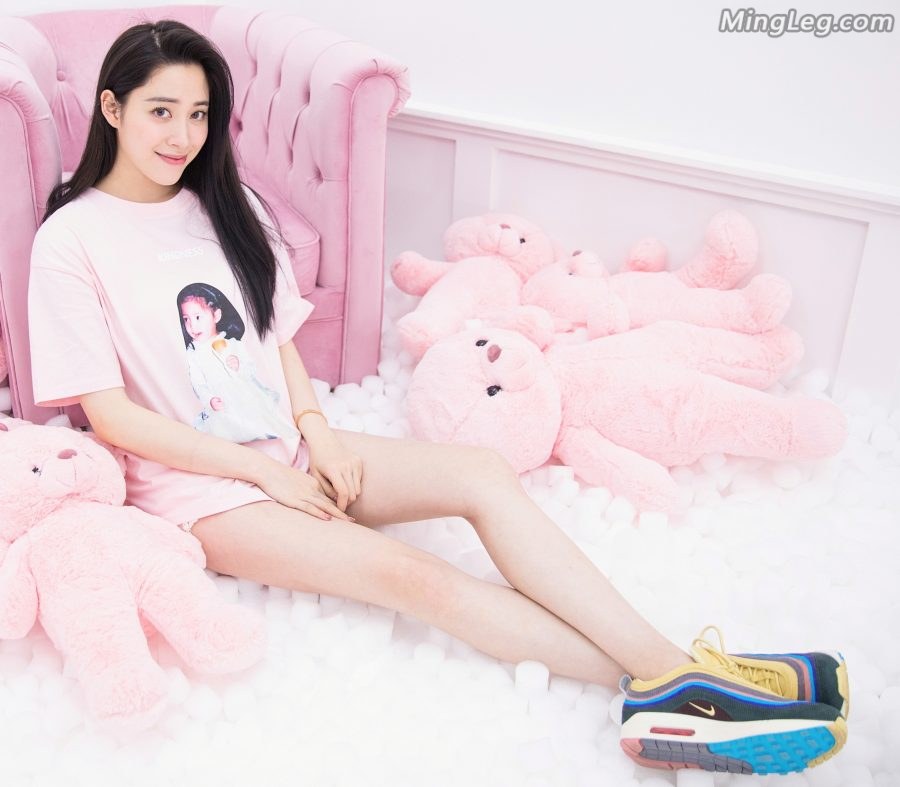 欧阳娜娜姐姐欧阳妮妮运动鞋大长腿(1/3)