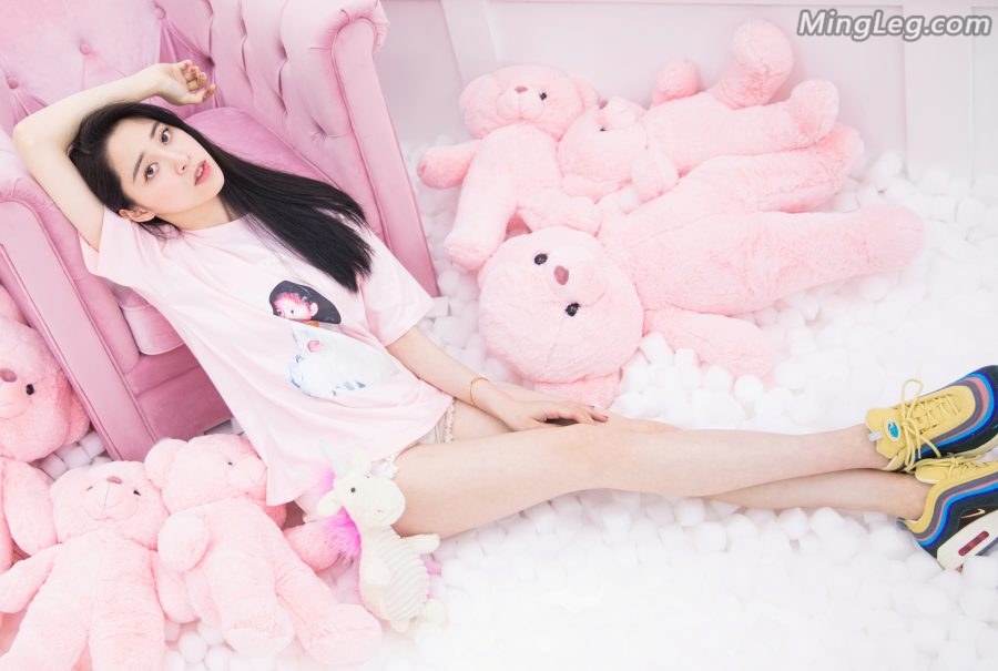 欧阳娜娜姐姐欧阳妮妮运动鞋大长腿(2/3)