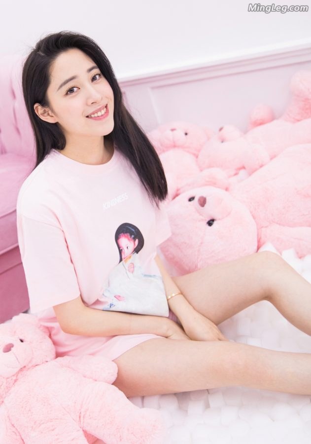 欧阳娜娜姐姐欧阳妮妮运动鞋大长腿(3/3)