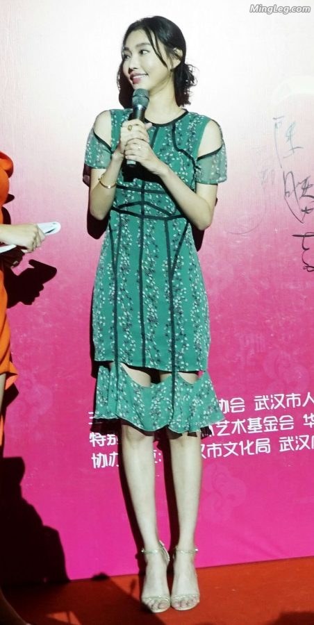 童菲脚踩细高跟参加颁奖礼(7/9)