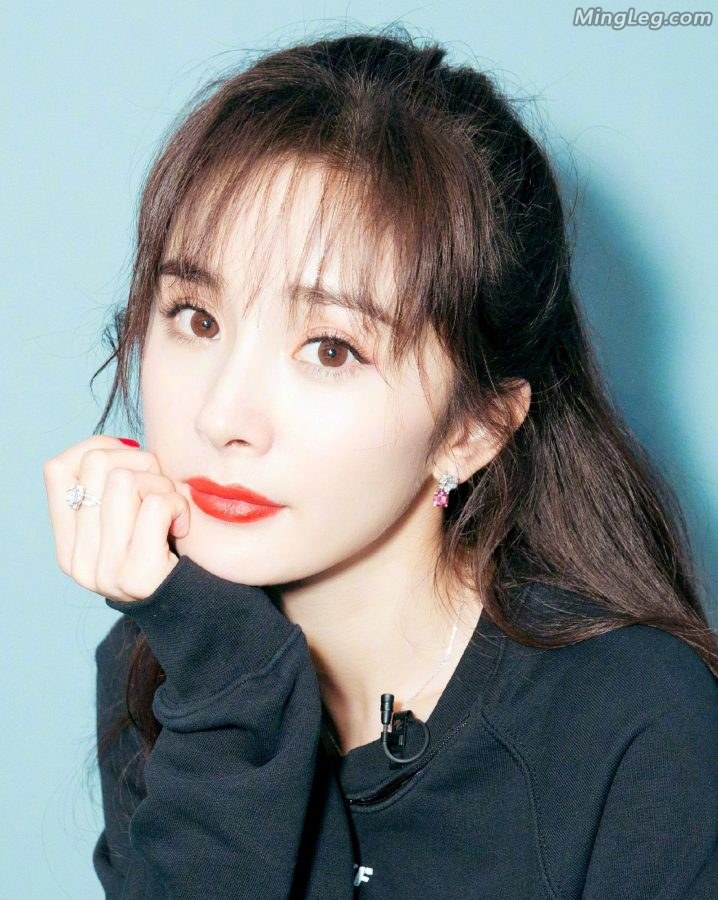 杨幂棉筒袜白腿把鞋脱了闻闻脚香(2/6)