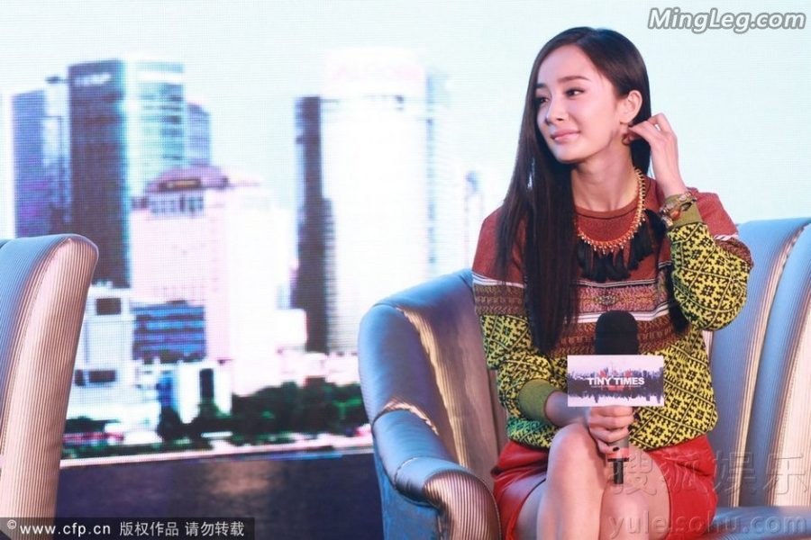 Yang Mi raised her legs to attend an event and her sex appeal was a bit exposed.(4/14)