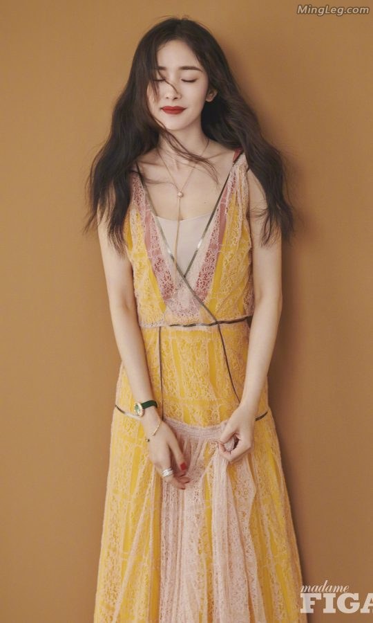 杨幂没穿鞋光着脚丫子拍写真(2/2)