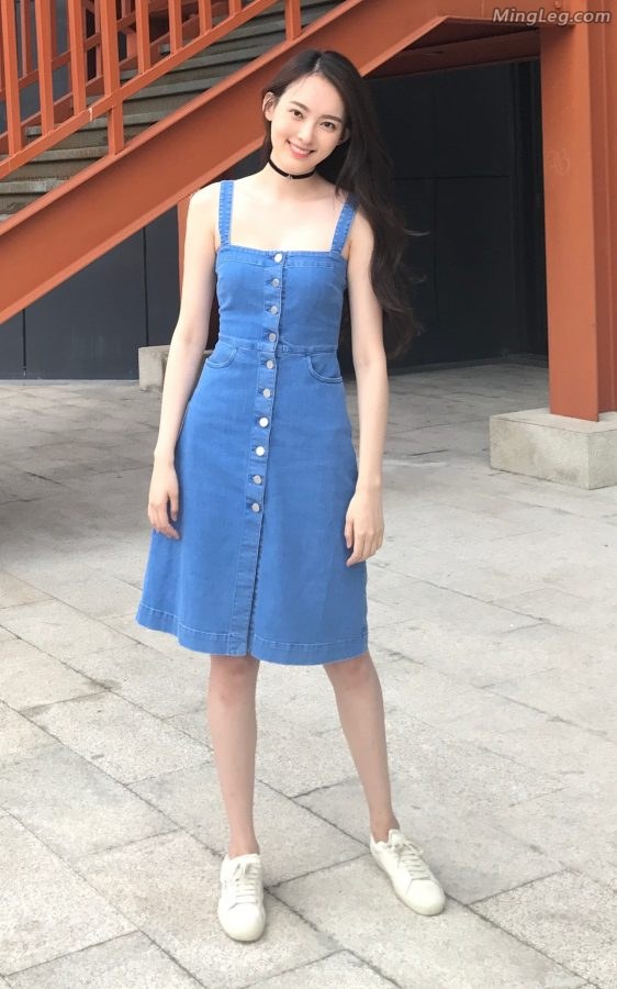 杨之楹身着清纯蓝色吊带裙气质清新(1/3)