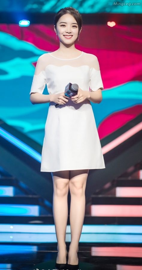 Yu Shuang hosted the "League of Legends" game with high heels and beautiful legs(1/9)