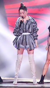 海豚音公主张靓颖过膝高跟靴子
