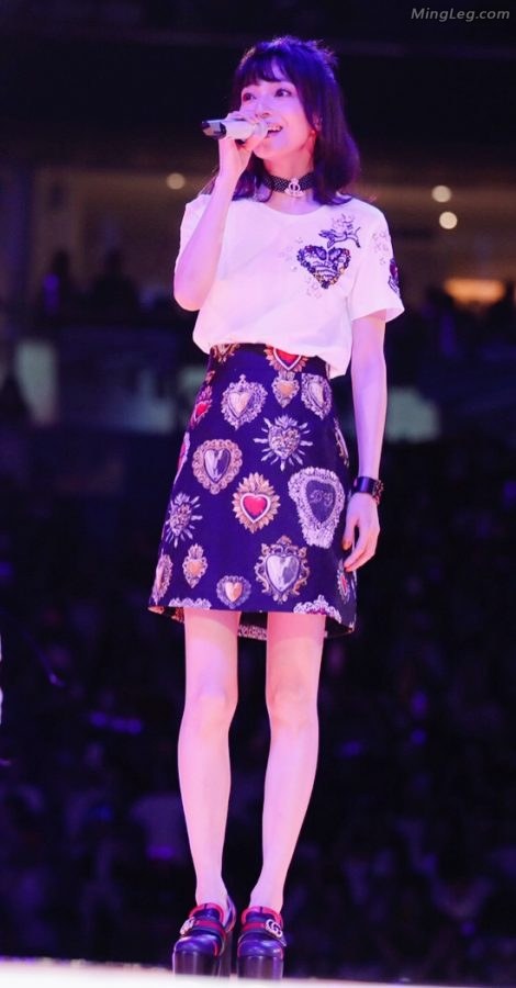 Angela Chang likes thin legs when singing on stage(1/7)