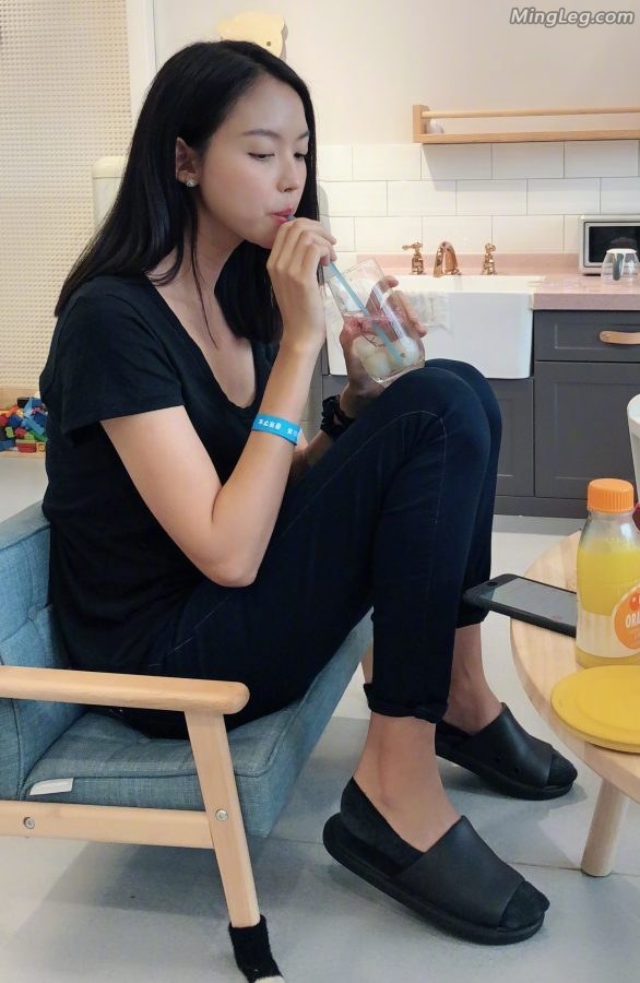 张梓琳拖鞋船袜感兴趣的走一个(1/2)