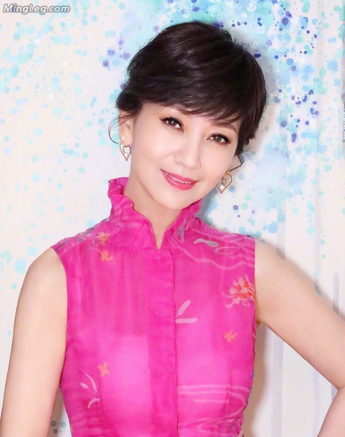 赵雅芝撩起裙摆请你看她洁白的美腿(17/25)