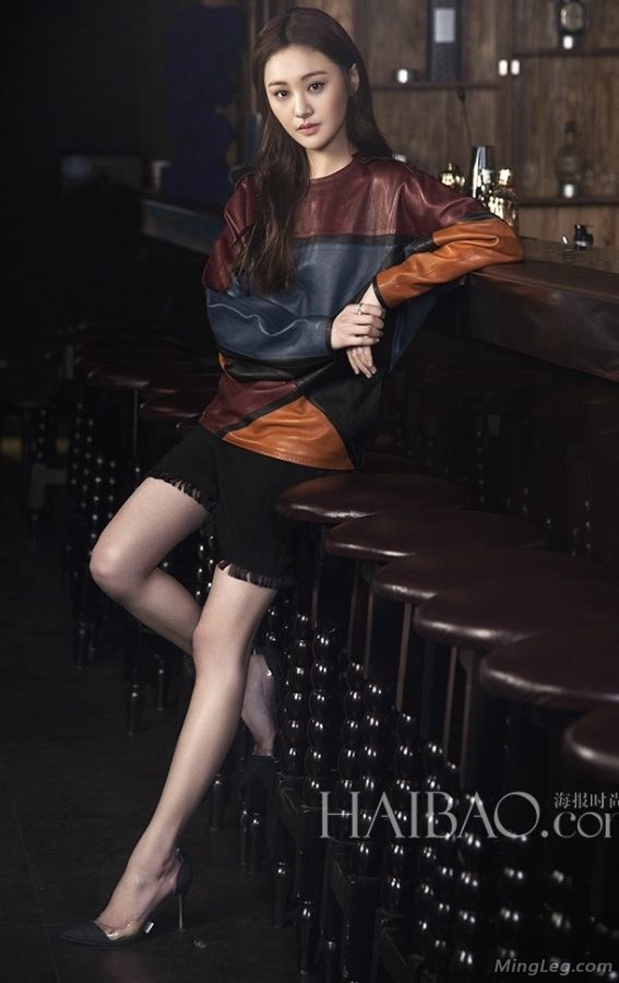郑爽时尚写真美腿傲人(1/6)