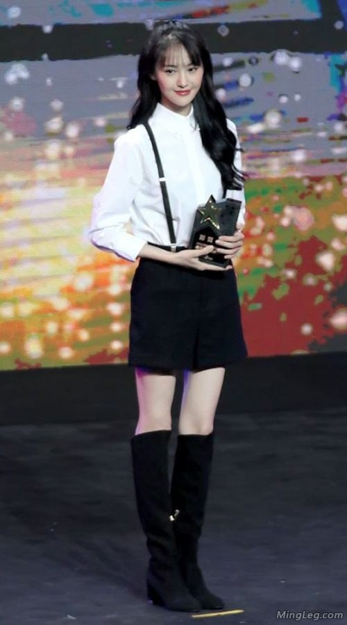 再来一套郑爽妹子的靴子纤细美腿(9/15)