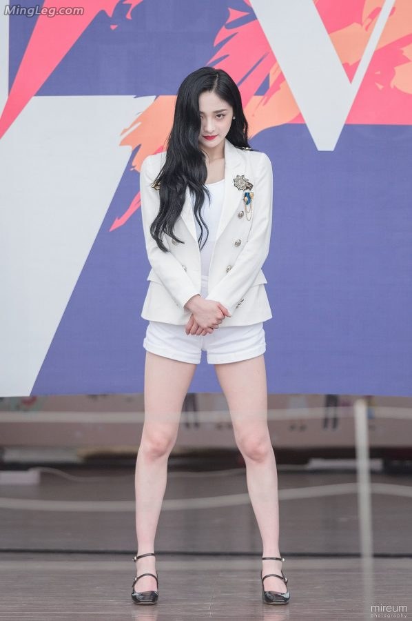 周洁琼制服大白美腿高跟(2/17)