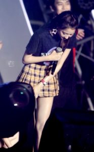 关晓彤超短裙美腿非常完美
