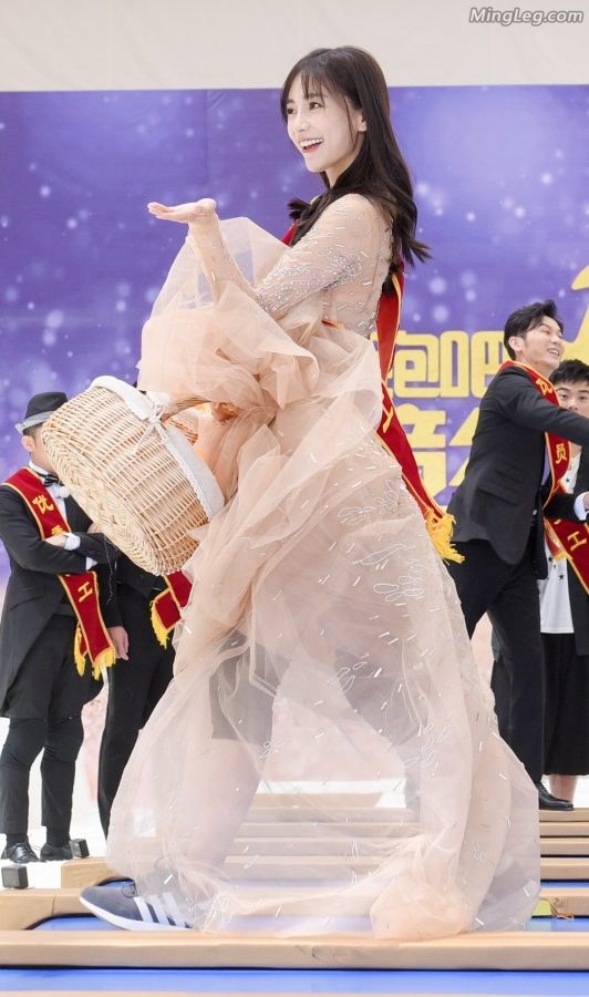 优秀员工Angelababy穿高跟下台阶(6/11)