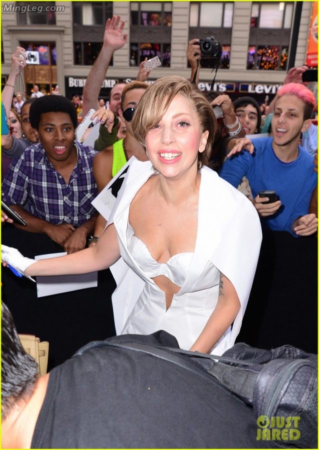 Host Lara Spencer wears arrow stilettos to interview Lady Gaga's plump thighs(9/21)