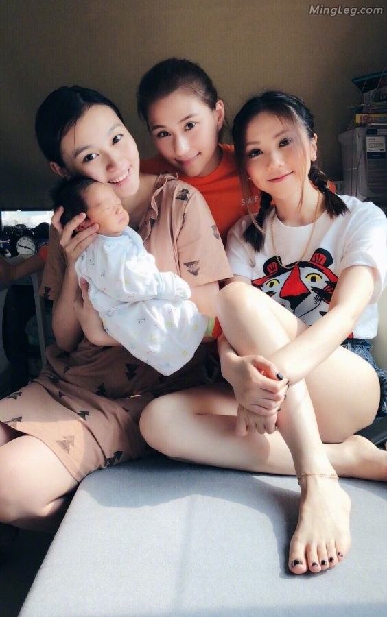 邓紫棋美丽的白腿玉足喜欢的请尽情(1/1)