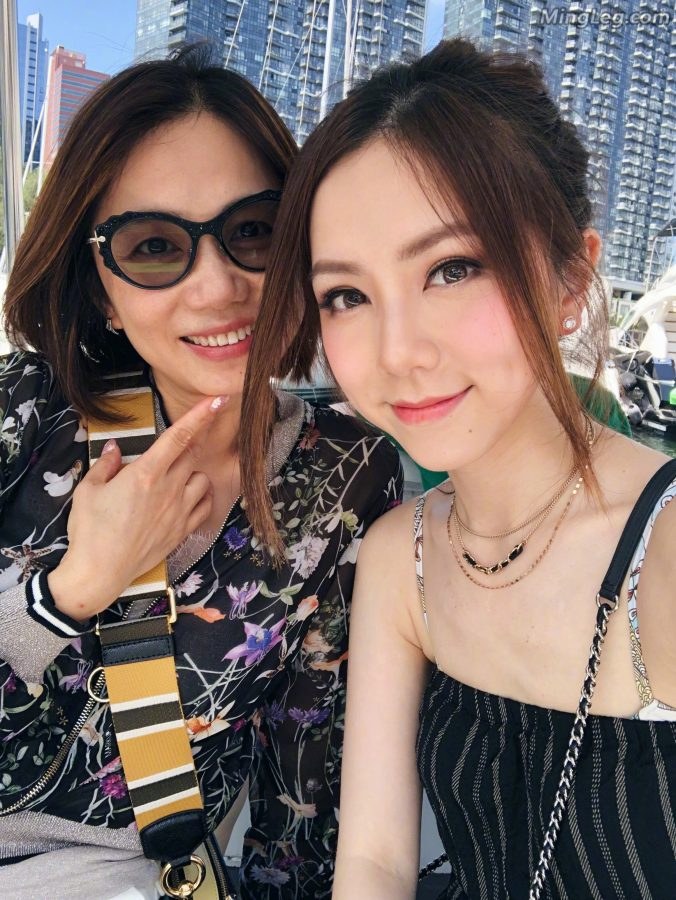 邓紫棋玉背美足生活照(3/3)