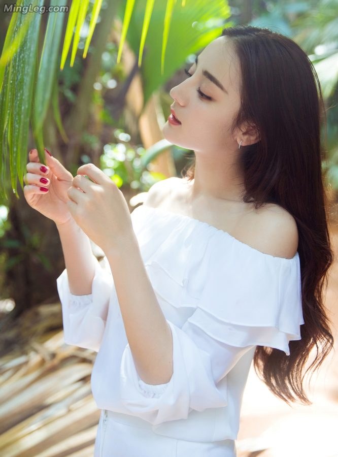迪丽热巴丛林深处的美腿(3/3)