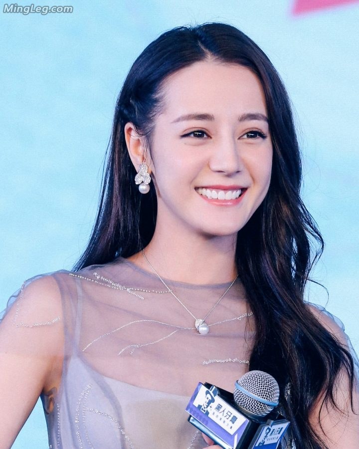迪丽热巴裙子太长了下次注意(2/9)