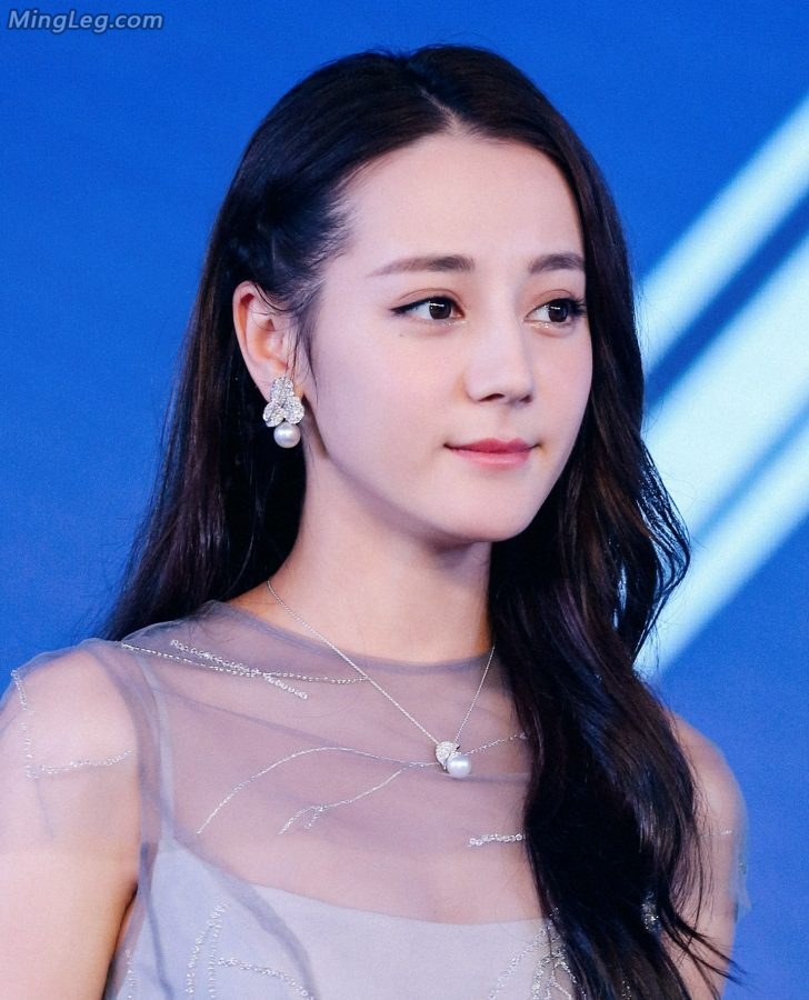 迪丽热巴裙子太长了下次注意(4/9)