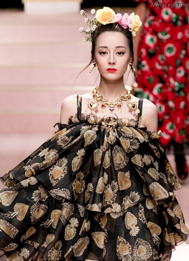 迪丽热巴时装走秀不输超模美的简直不要不要(5/9)