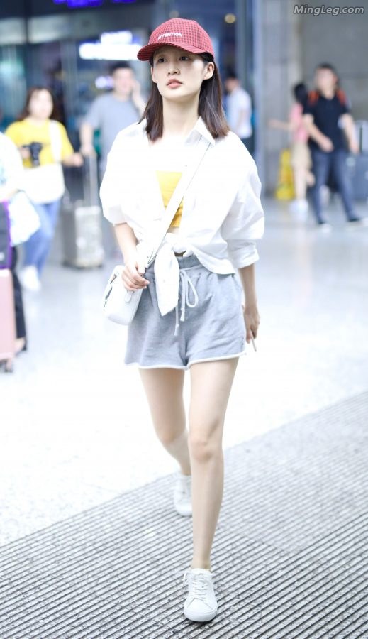 李沁白玉美腿街拍(1/5)