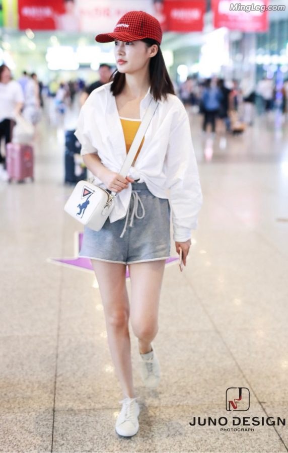李沁白玉美腿街拍(2/5)