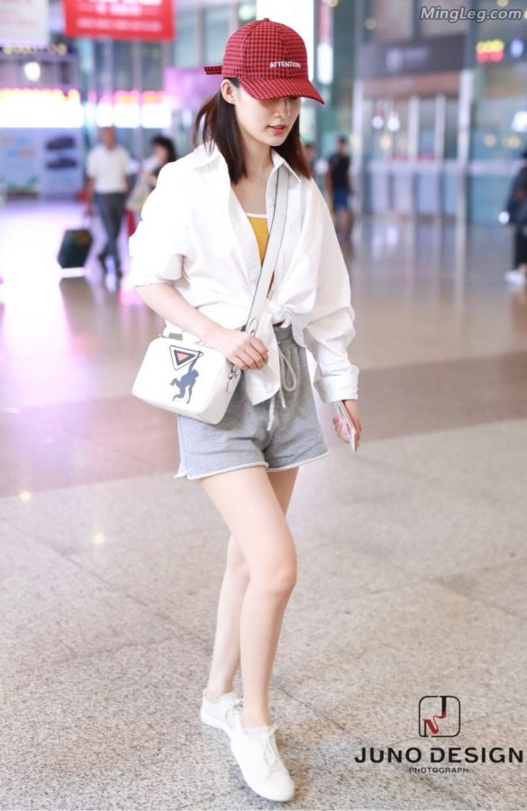 李沁白玉美腿街拍(4/5)
