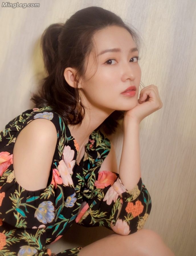李沁踩凉鞋漂亮美丽的小脚丫(4/8)