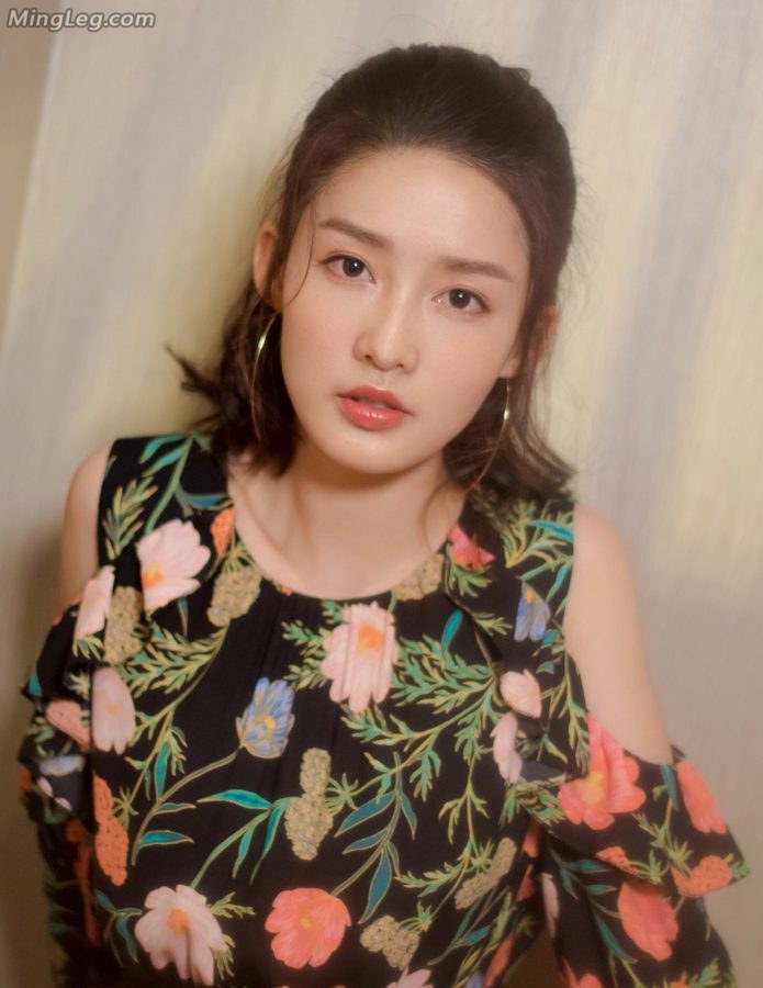 李沁踩凉鞋漂亮美丽的小脚丫(5/8)