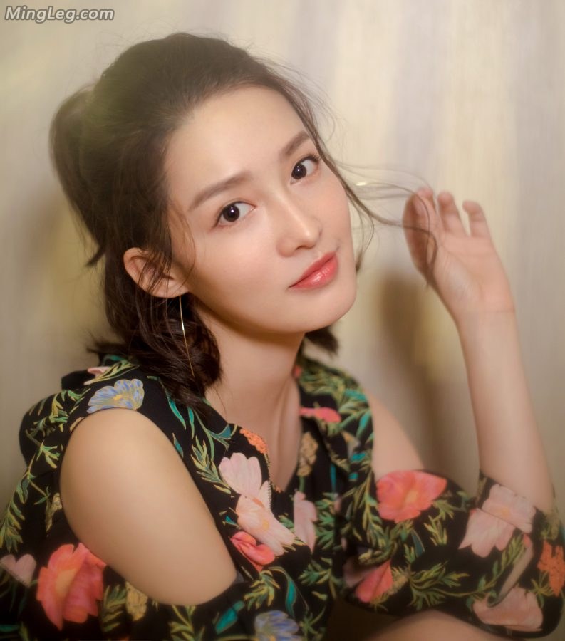 Li Qin's beautiful little feet in sandals(7/8)