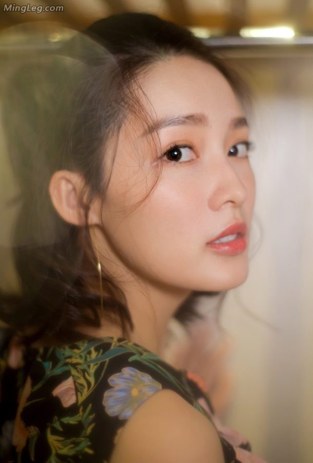李沁踩凉鞋漂亮美丽的小脚丫(8/8)