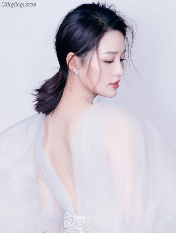 李沁皮肤滑嫩的美丽大姑娘(3/11)