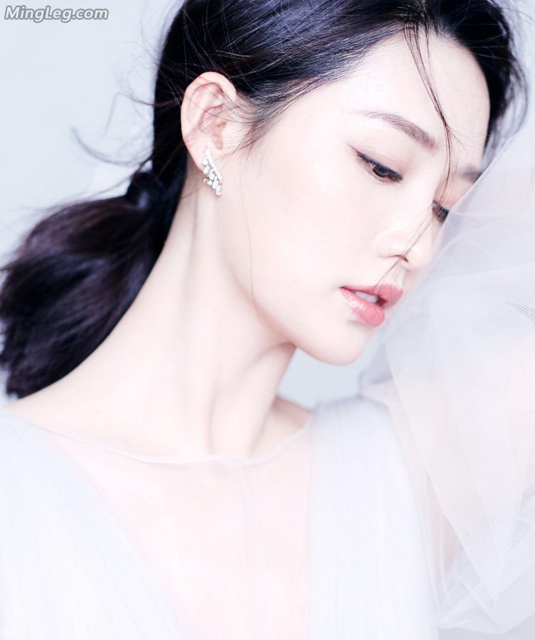 李沁皮肤滑嫩的美丽大姑娘(4/11)