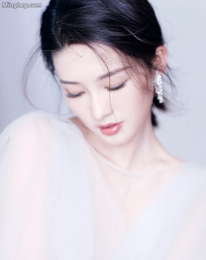 李沁皮肤滑嫩的美丽大姑娘(7/11)