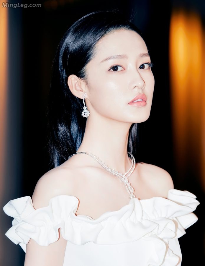 李沁露香肩踩金属高跟鞋纯美亮相(5/9)