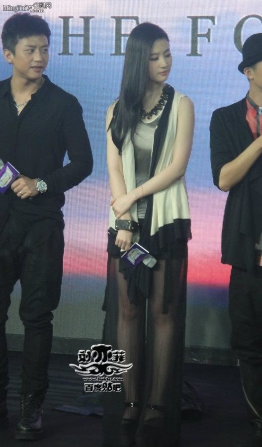 Liu Yifei's sexy see-through skirt and Jiang Yiyan's high heels are also good(11/34)