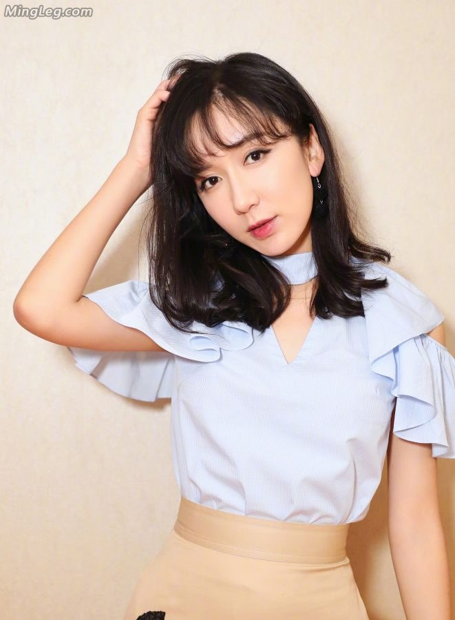 甜美少女娄艺潇油画长裙高跟鞋(4/7)