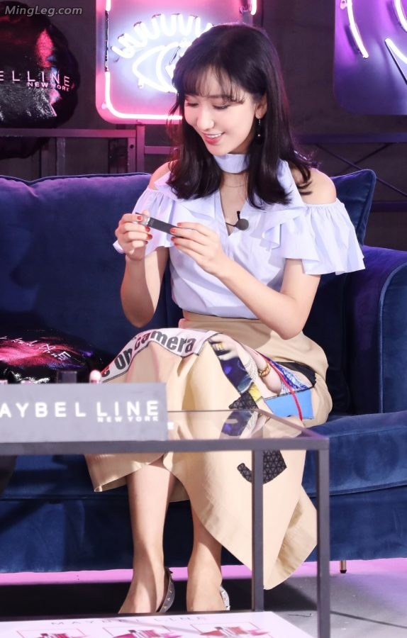 甜美少女娄艺潇油画长裙高跟鞋(2/7)
