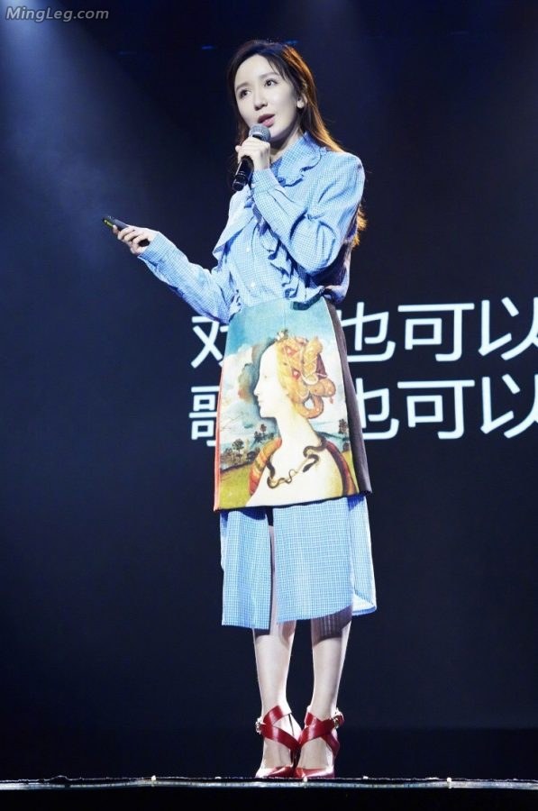 娄艺潇红色高跟鞋美美哒(3/6)