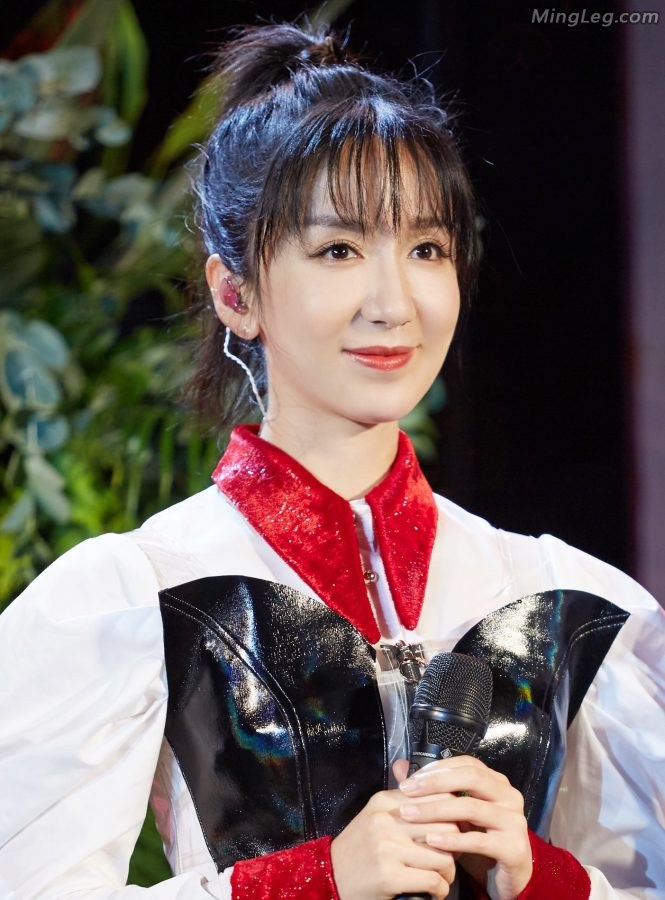 娄艺潇这一身真是金碧辉煌(5/7)