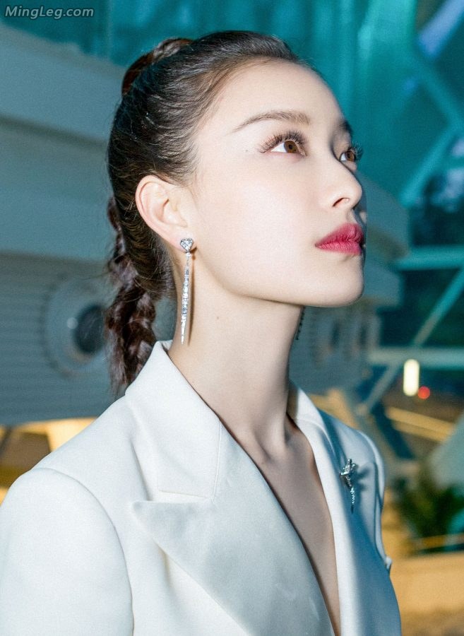 漂亮的江苏妹子倪妮白裤凉鞋美足(12/12)