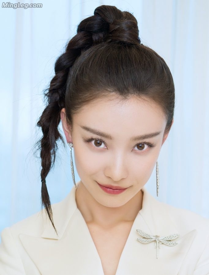 漂亮的江苏妹子倪妮白裤凉鞋美足(3/12)